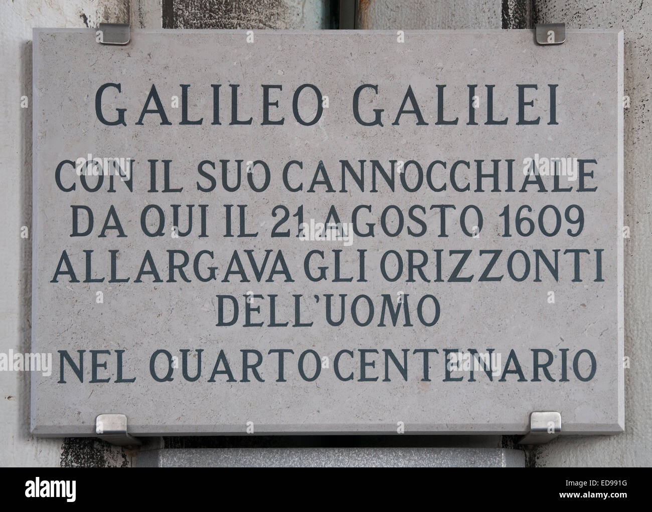 Placca incisa in St Marks Campanile Venezia Italia commemora la dimostrazione Galileo il suo cannocchiale al Doge qui il pla Foto Stock