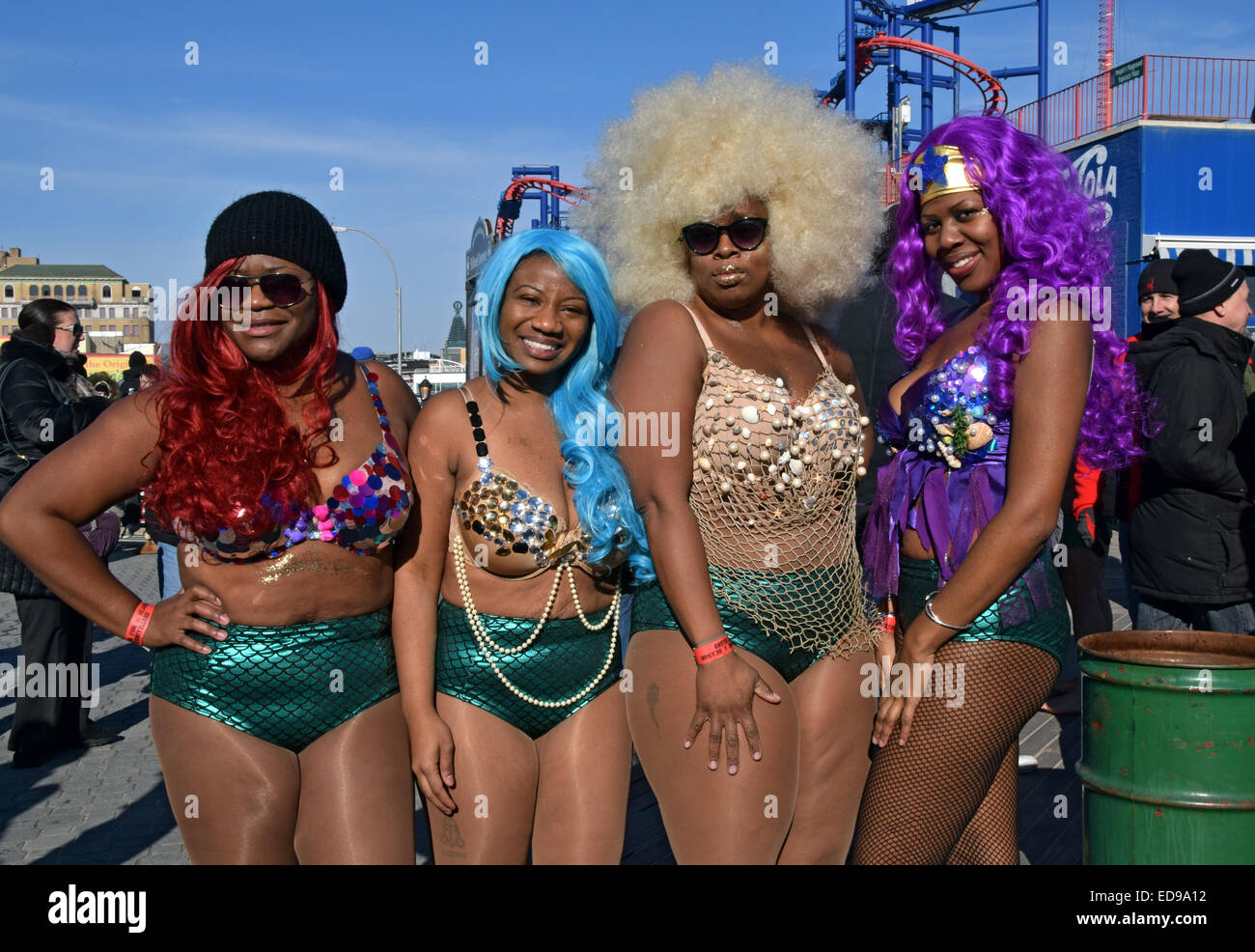 4 donne abbigliate come sirene per l annuale orsi polari giorno di nuovi anni di nuotare in Coney Island Brooklyn, New York Foto Stock