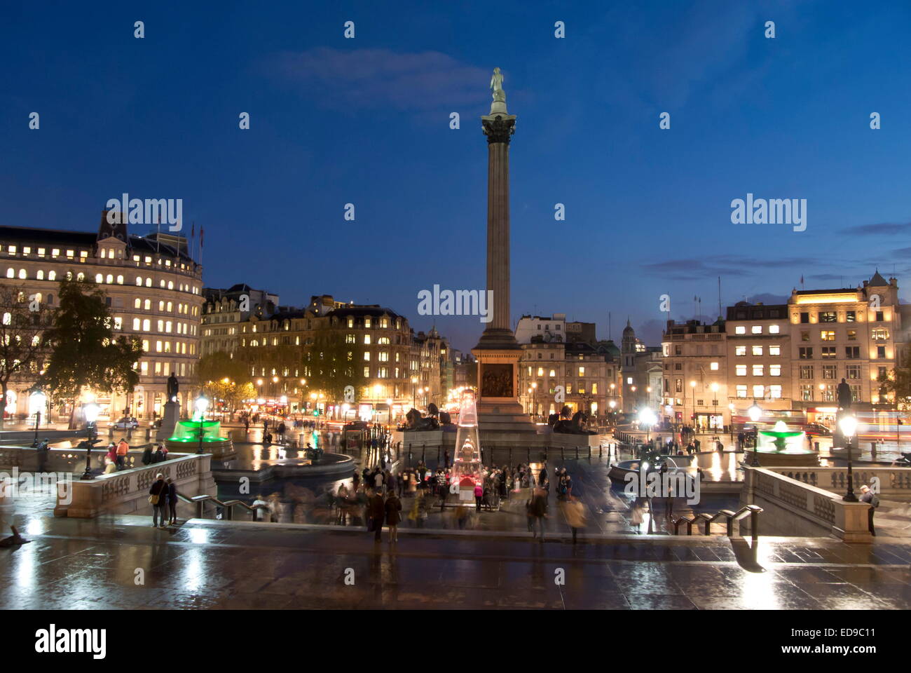 Nelson la colonna a Trafalgar Square, Westminster, London, Regno Unito - crepuscolo, inverno Foto Stock