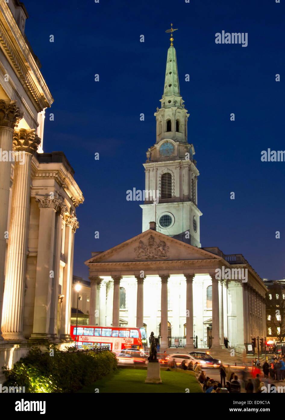 National Portrait Gallery guardando verso St Martin nei campi chiesa su Trafalgar Square, Westminster, London, Regno Unito Foto Stock