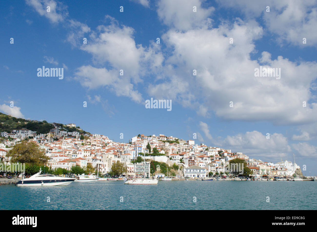 Vista sul porto di Città di Skopelos, Skopelos, isola greca. Ottobre Foto Stock