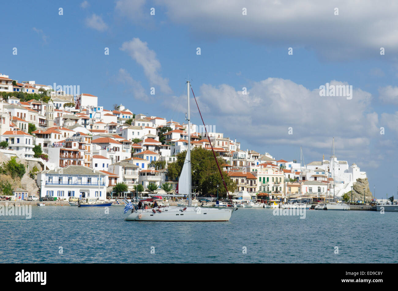 Vista sul porto di Città di Skopelos, Skopelos, isola greca. Ottobre Foto Stock