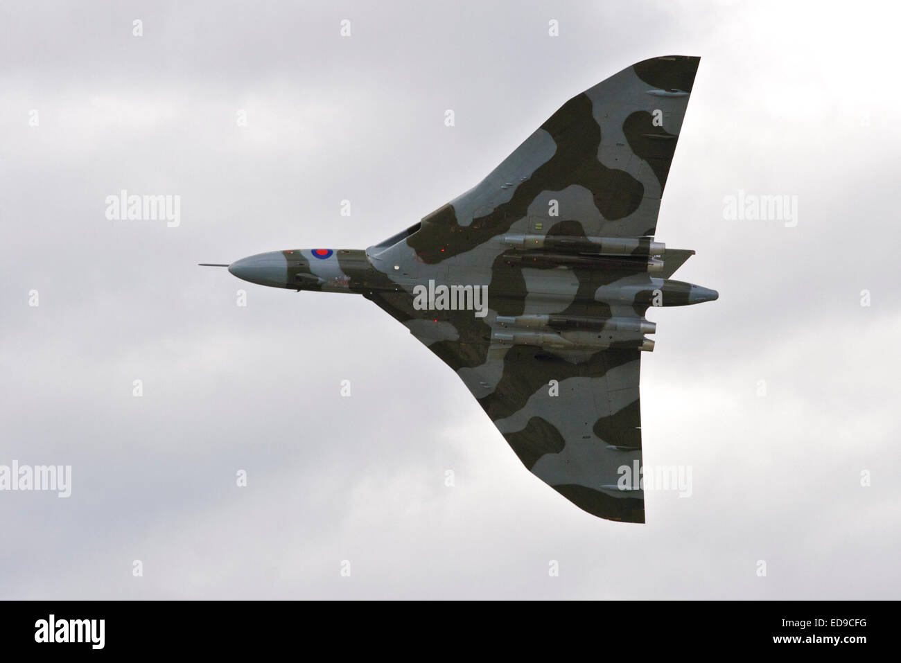 British Avro Vulcan bomber ad ali & ruote 2014, Dunsfold aerodrome, Surrey, Inghilterra Foto Stock
