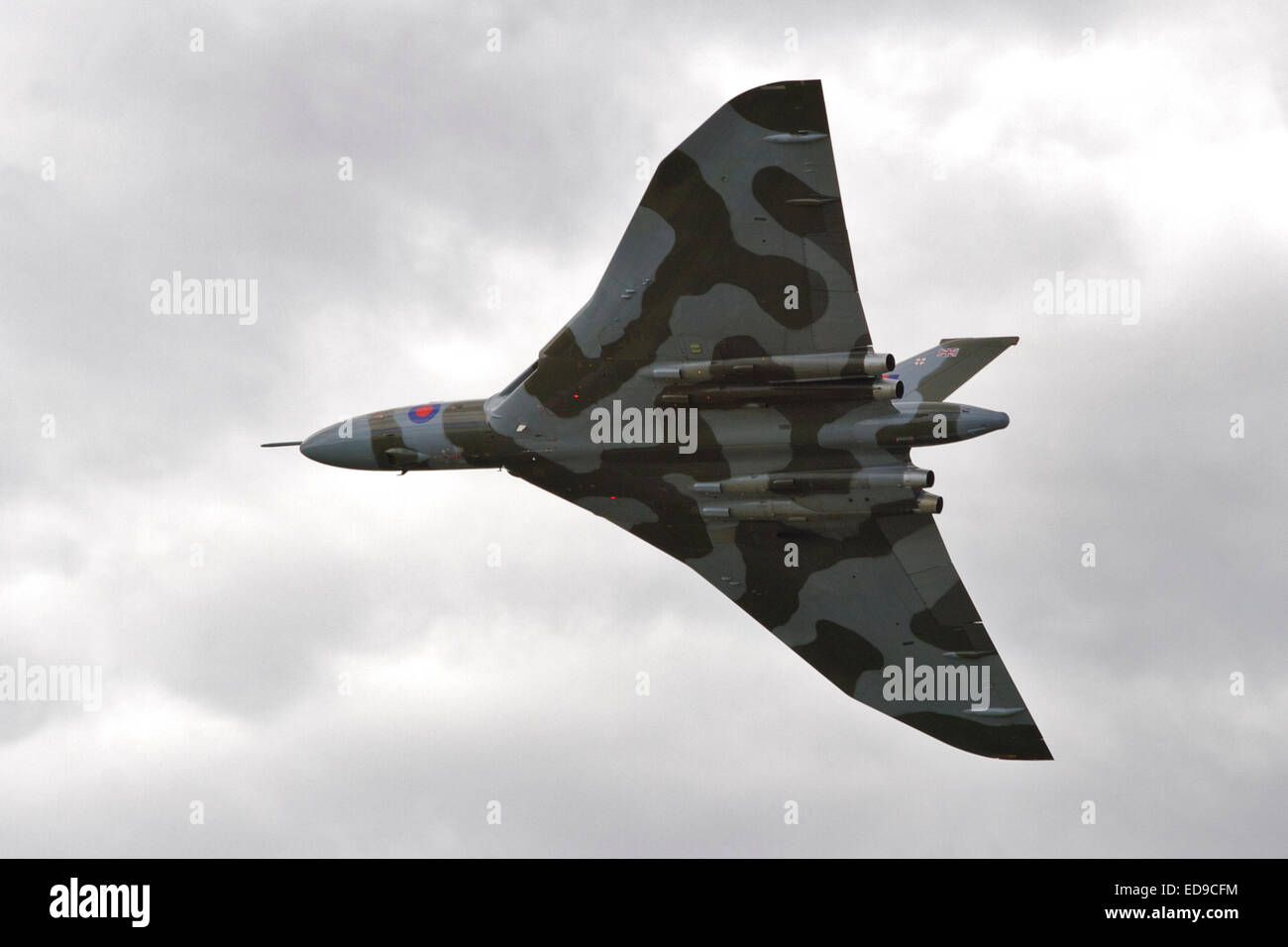British Avro Vulcan bomber ad ali & ruote 2014, Dunsfold aerodrome, Surrey, Inghilterra Foto Stock