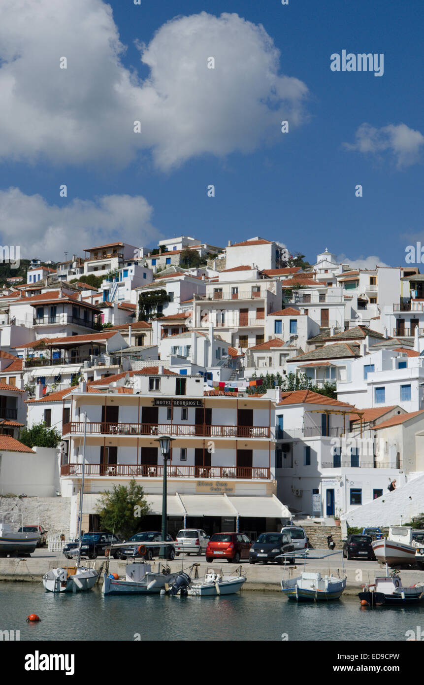 Vista sul porto di Città di Skopelos, Skopelos, isola greca. Ottobre Foto Stock