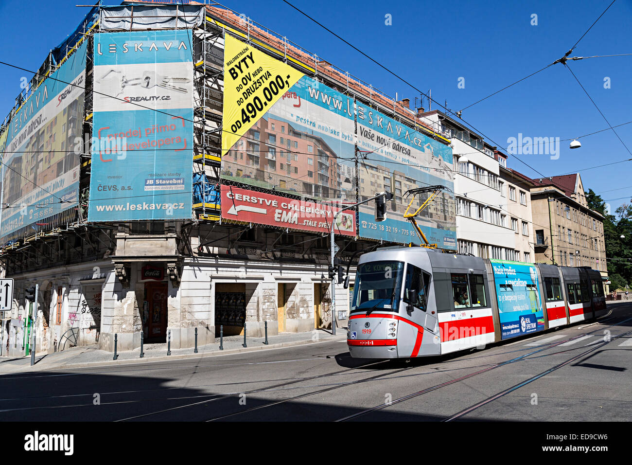 Trolley bus tram e scaffolded edificio con pubblicità, Brno, Repubblica Ceca, Europa Foto Stock