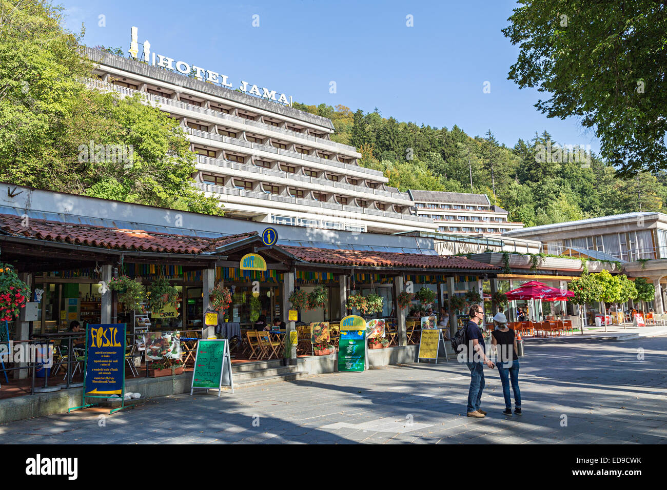 Hotel Jama e turistiche i negozi di souvenir all entrata della caverna,  Postumia, Slovenia Foto stock - Alamy