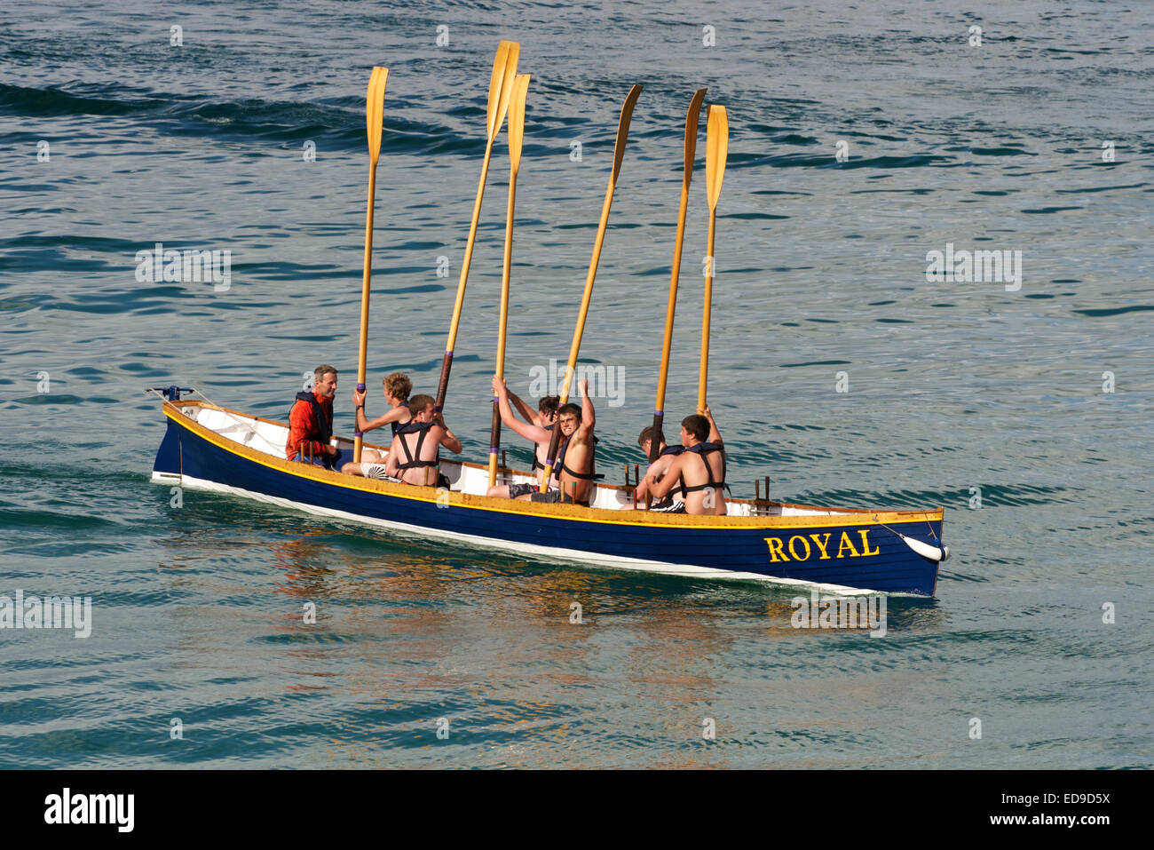 Trionfante rematori di un pilota della Cornovaglia gig dopo aver vinto la loro gara, Newquay Foto Stock