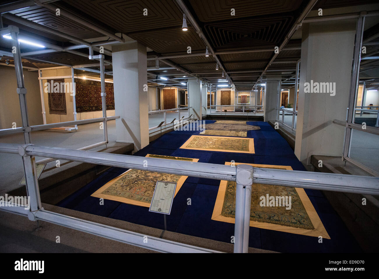 Primo piano di esposizione nel museo di tappeti di Iran in Tehran, Iran Foto Stock