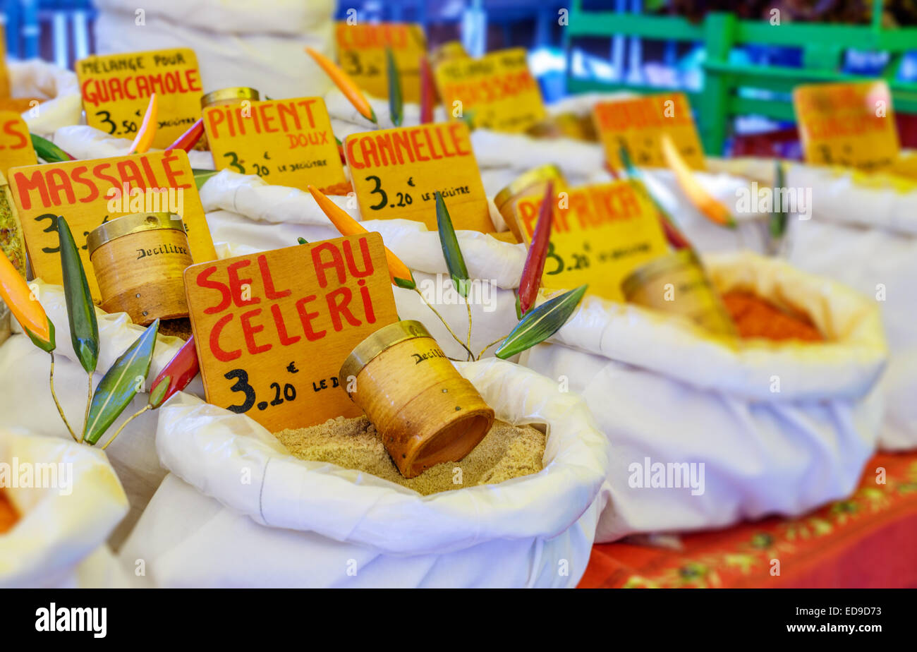 Pressione di stallo di spezie al mercato provenzale, a sud della Francia Foto Stock