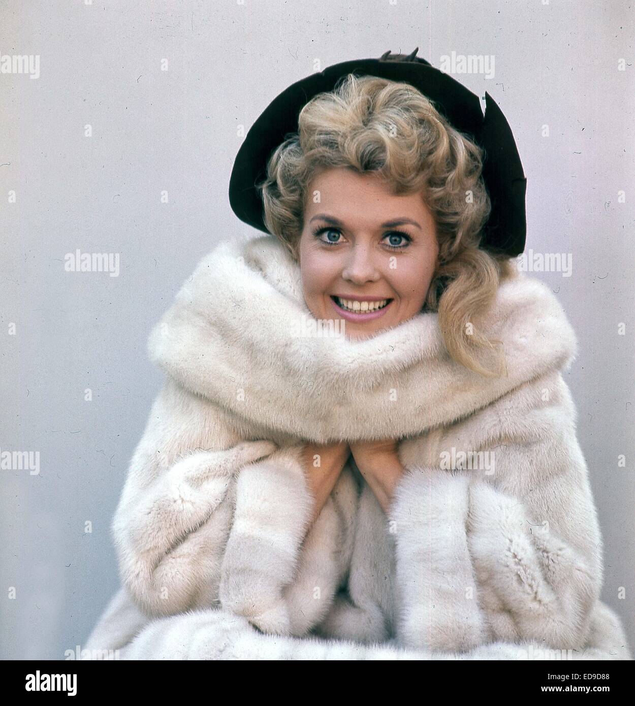 File. Il 2 gennaio, 2015. Donna Douglas, che ha giocato hillbilly bombshell Elly può Clampett ha sul baby-boom-amato degli anni sessanta sitcom la Beverly Hillbillies, è morto nella sua casa della Louisiana. Ella era 81. Nella foto: DONNA DOUGLAS. © Globo foto/ZUMAPRESS.com/Alamy Live News Foto Stock