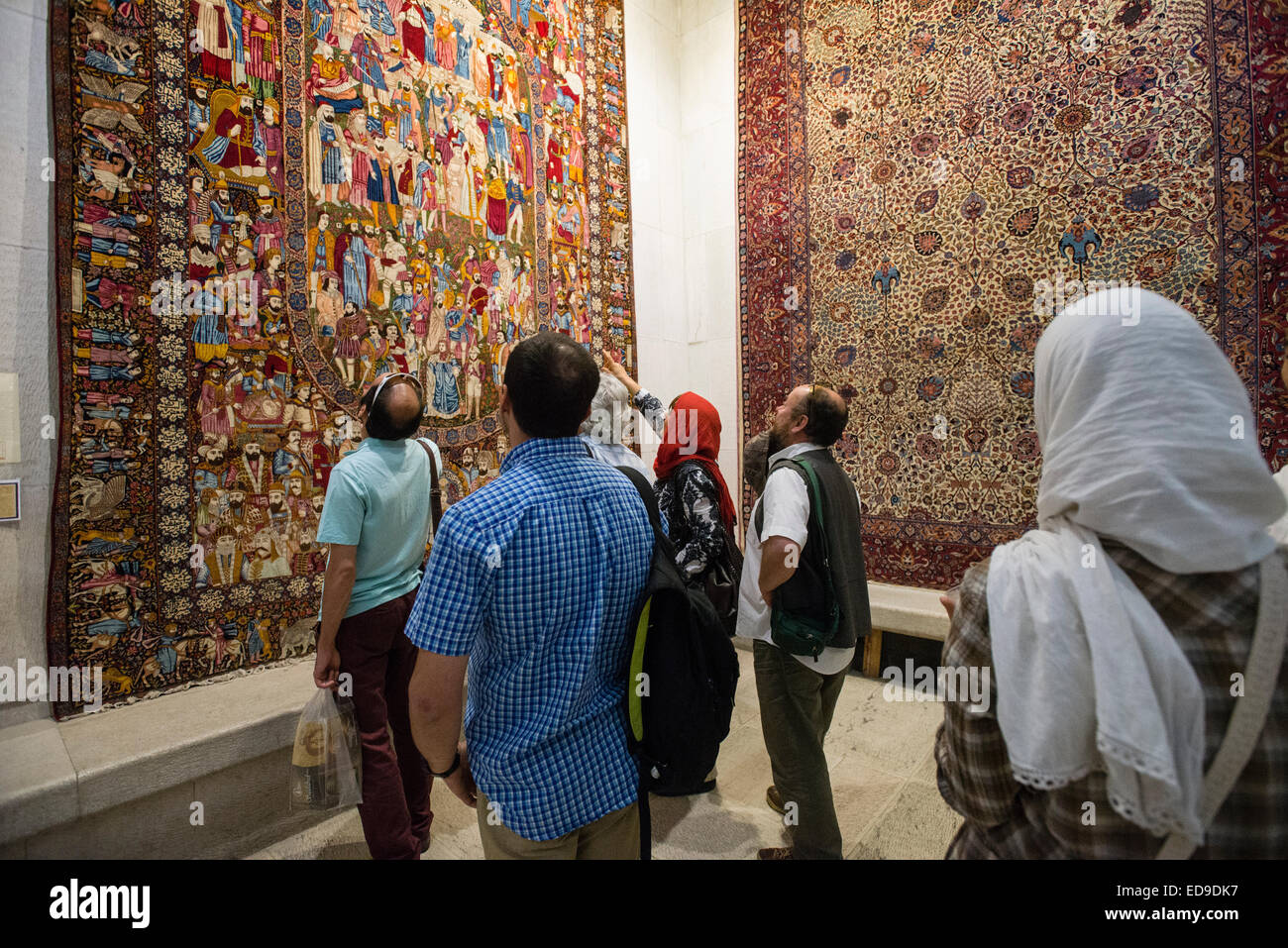 I turisti osservando la moquette mostra nel museo di tappeti di Iran, Teheran, Iran Foto Stock