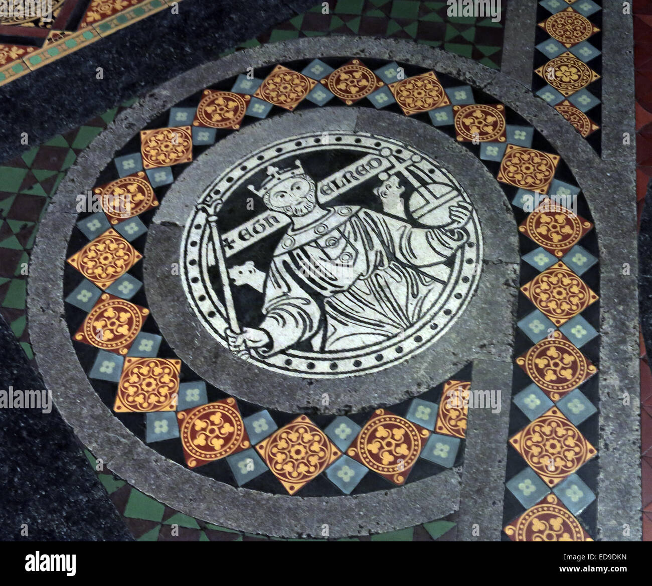 Piastrelle sul pavimento a Lichfield Cathedral, Staffordshire, Regno Unito Inghilterra WS13 7LD che conduce all'altare maggiore Foto Stock