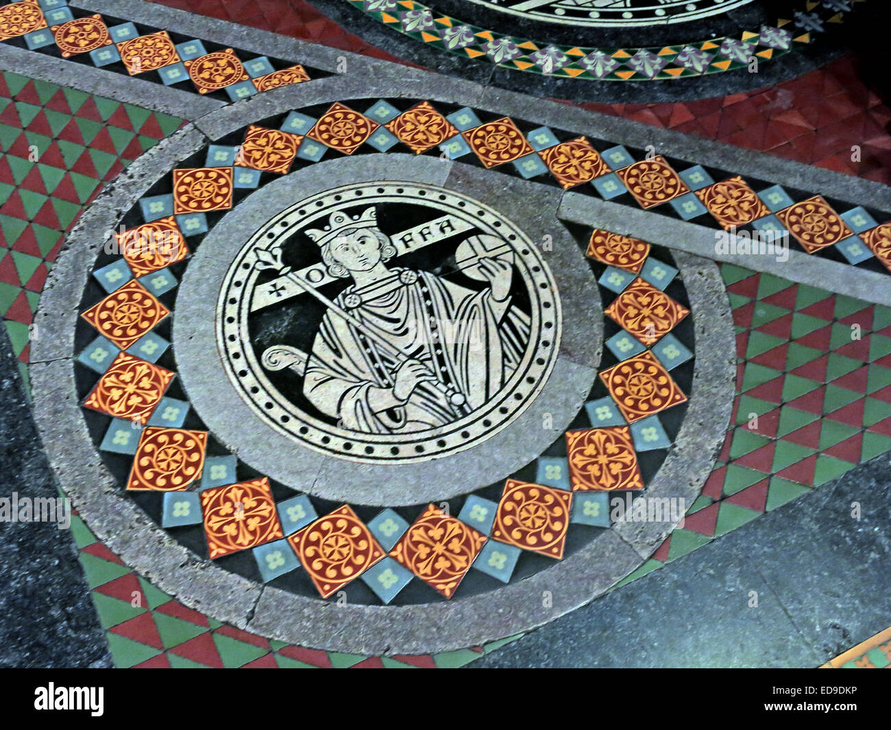 Piastrelle sul pavimento a Lichfield Cathedral, Staffordshire, Regno Unito Inghilterra WS13 7LD che conduce all'altare maggiore - Offa re di mercia Foto Stock