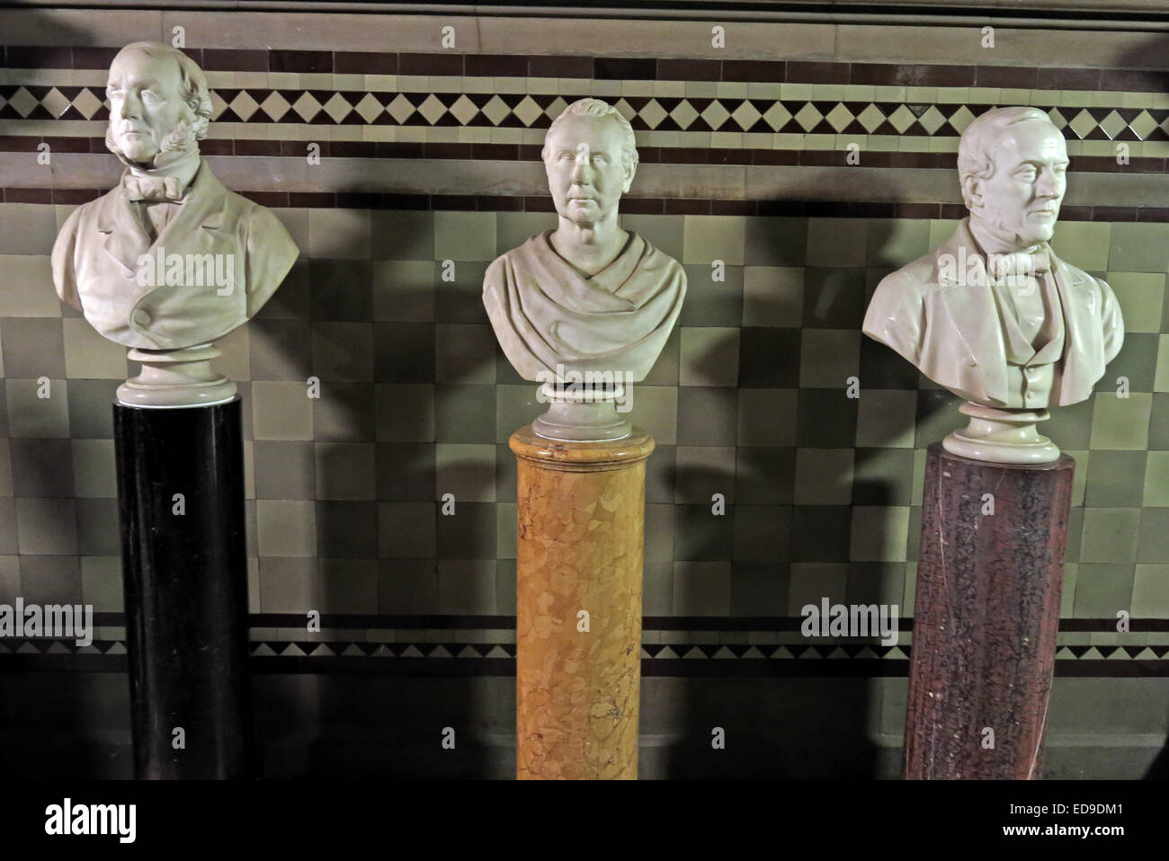 Teste di statue vittoriane, busti di marmo, nel municipio di Manchester, Albert Square, Inghilterra, Regno Unito, m2 5DB Foto Stock