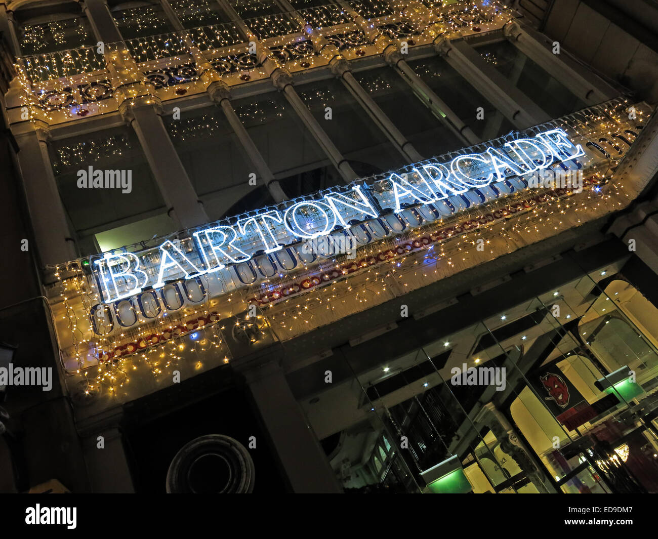 Barton Victorian 1871 Shopping Arcade, Manchester a Natale di notte, con luci, Barton Sq, Manchester, Inghilterra, REGNO UNITO, M3 2BH Foto Stock