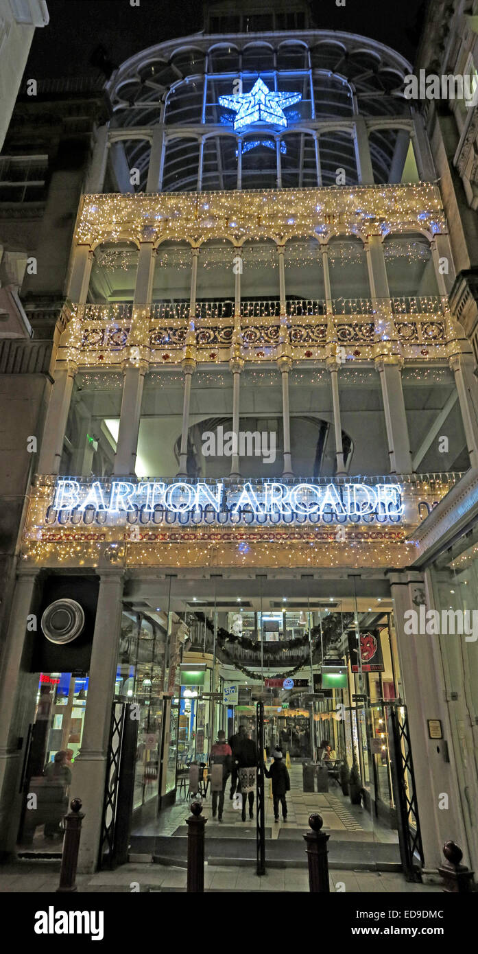 Barton Victorian 1871 Shopping Arcade, Manchester a Natale di notte, con luci, Barton Sq, Manchester, Inghilterra, REGNO UNITO, M3 2BH Foto Stock