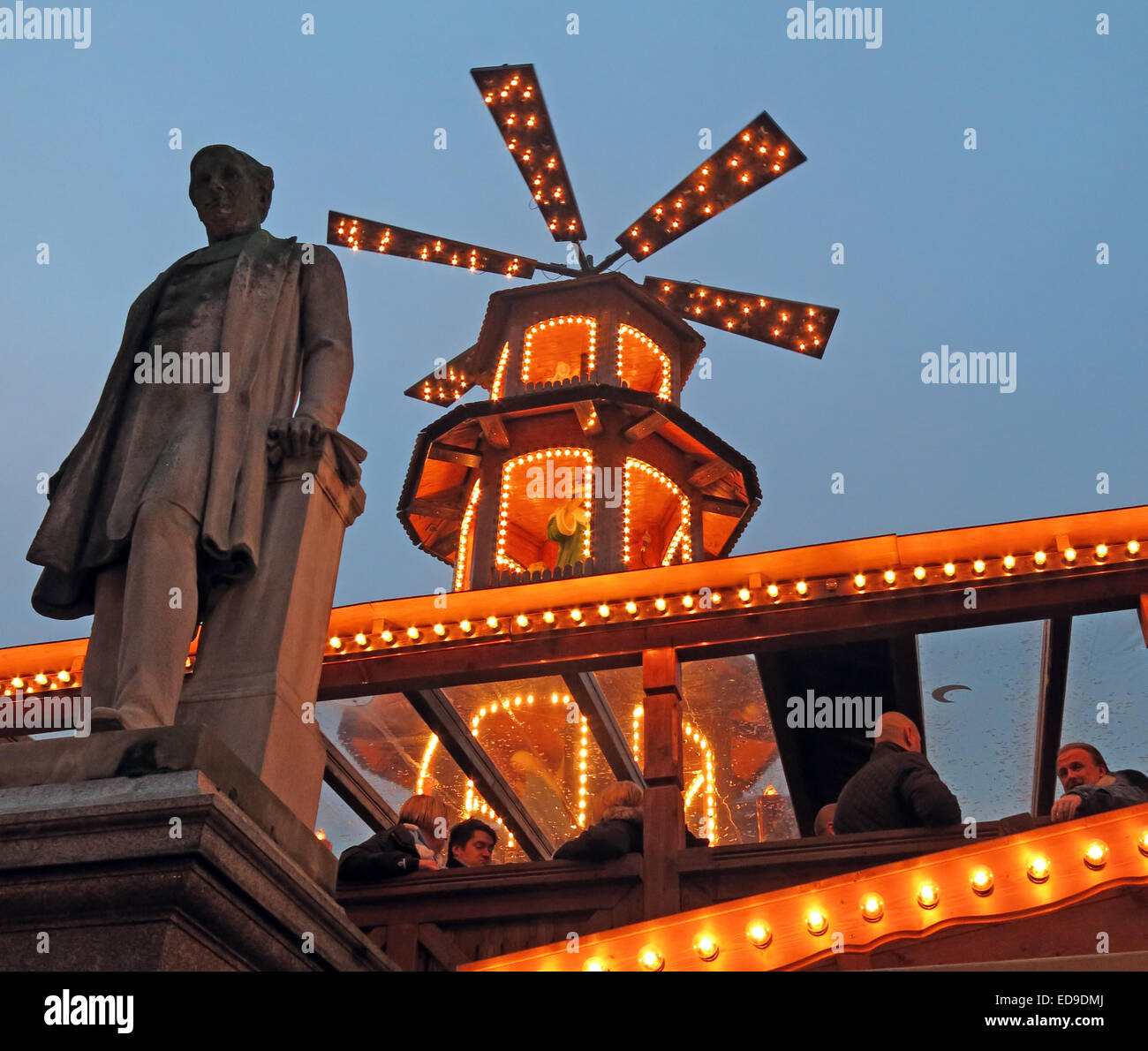 Manchester City Xmas mercati tedeschi Nov/Dic, Inghilterra, Regno Unito al tramonto, il bar al piano di sopra al mulino a vento Foto Stock