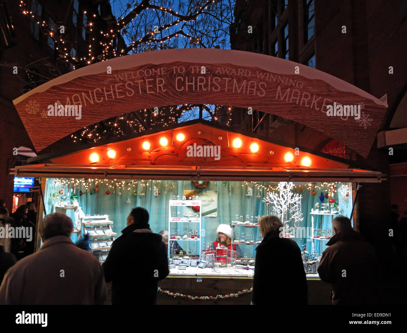 Benvenuti a Manchester City Xmas mercati tedeschi Nov/Dic, Inghilterra, Regno Unito al crepuscolo Foto Stock