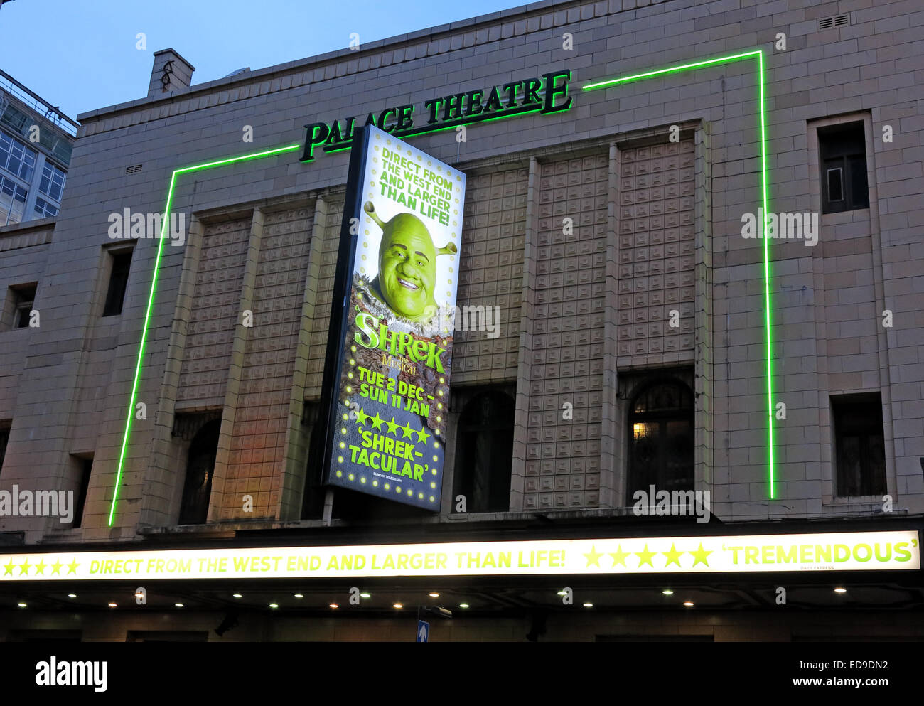 Shrek al teatro del palazzo Oxford Rd Manchester al crepuscolo - Shrek-tacular Foto Stock