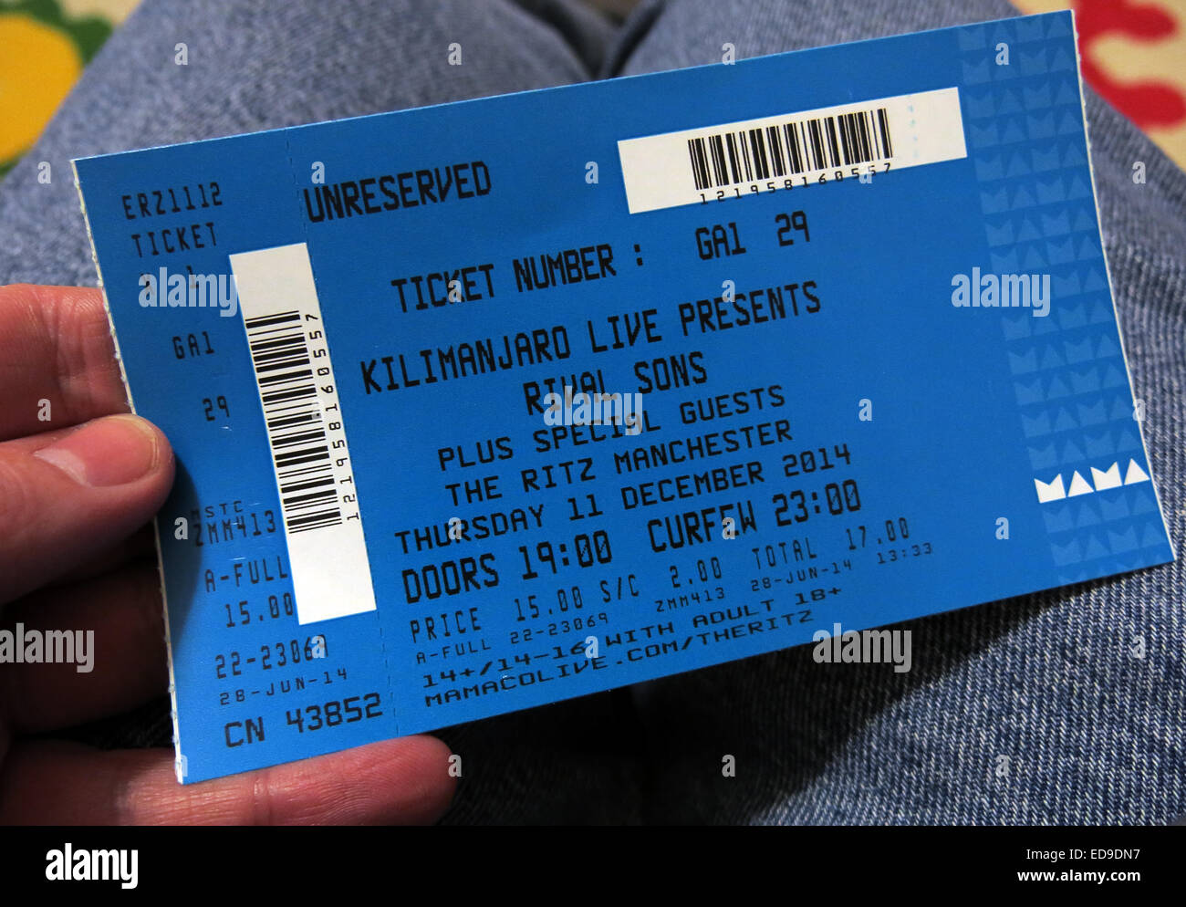 Rivale figli blu ticket gig Manchester Ritz 2014, Inghilterra, Regno Unito tenuto in una mano Foto Stock