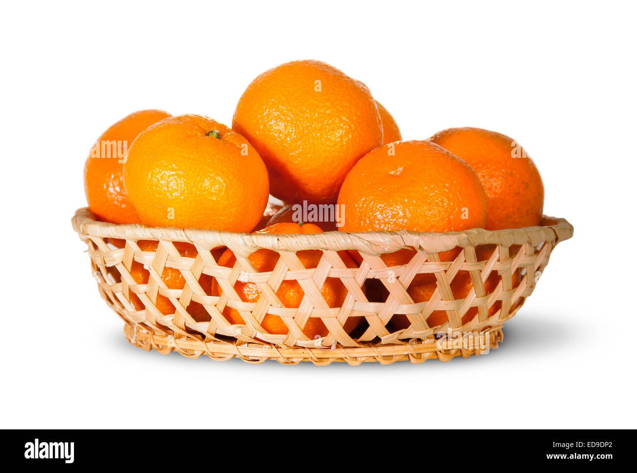 Cesta piena di Ripe Tangerine isolati su sfondo bianco Foto Stock