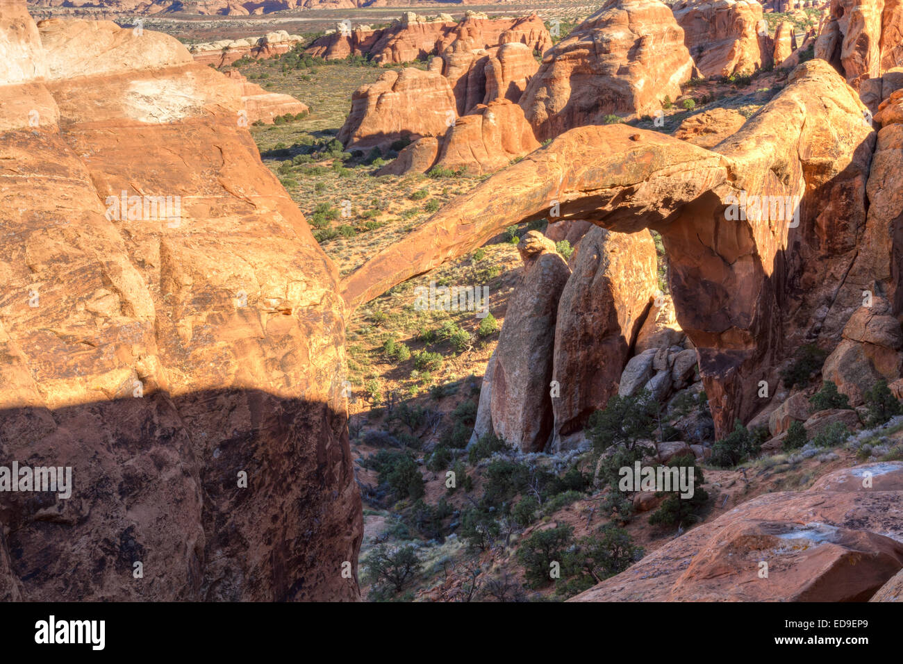 Un insolito vista retromarcia iconica Landscape Arch nel Giardino del Diavolo sezione del Parco Nazionale di Arches in Moab Utah Foto Stock