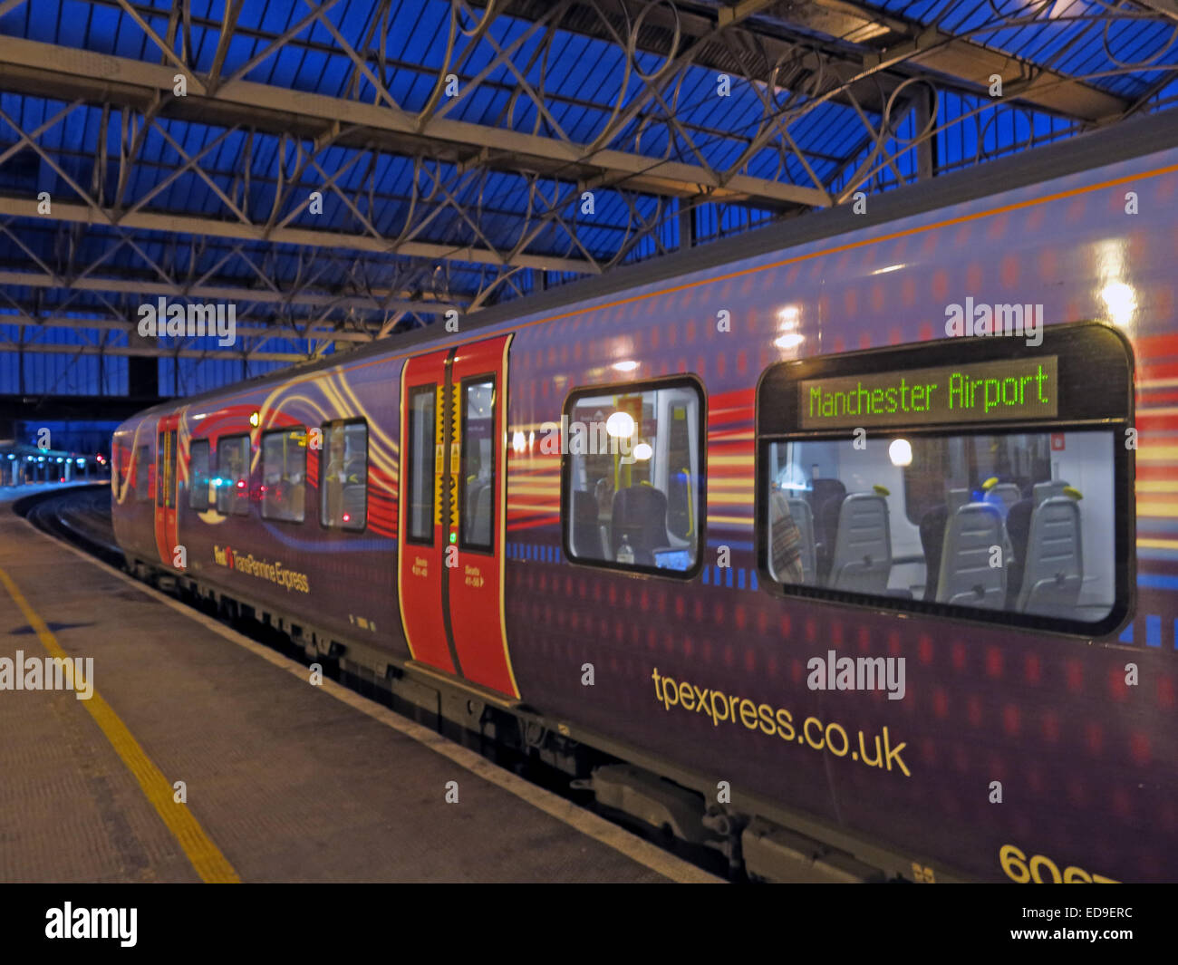 Primo treno transPennine Express per l'aeroporto di Manchester al crepuscolo alla stazione di Carlisle - Siemens Desiro Classe 185 DHMU Foto Stock
