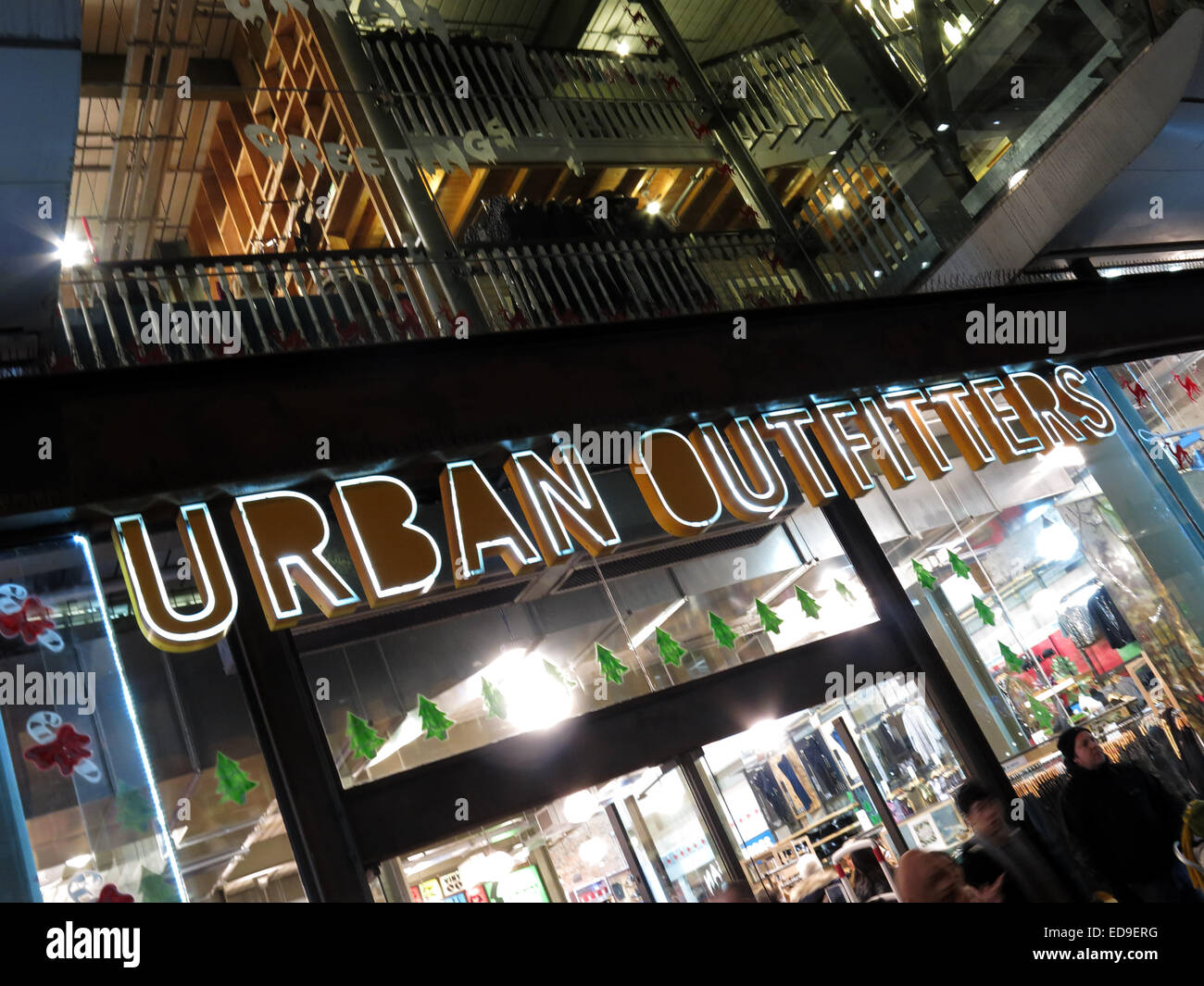 Urban Outfitters Shoopfront di notte, 42-43 Market St, Manchester, Inghilterra, Regno Unito, M1 1WR Foto Stock