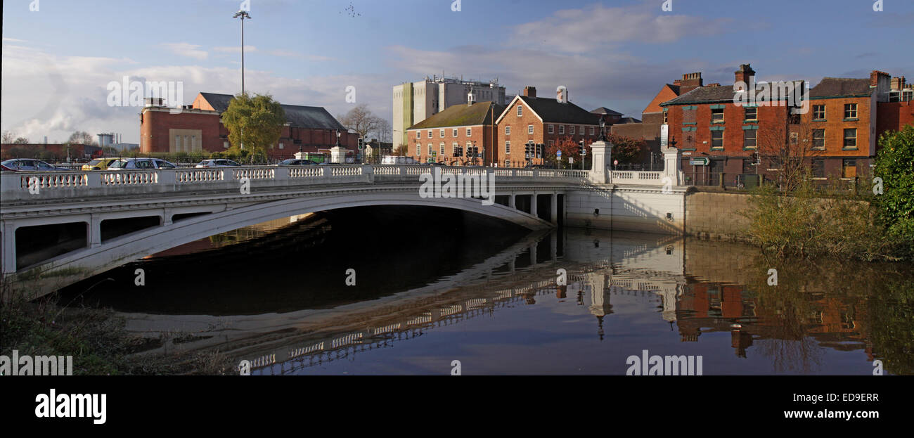 Ponte piedi Warrington & fiume Mersey panorama riflessione Cheshire England Regno Unito Foto Stock