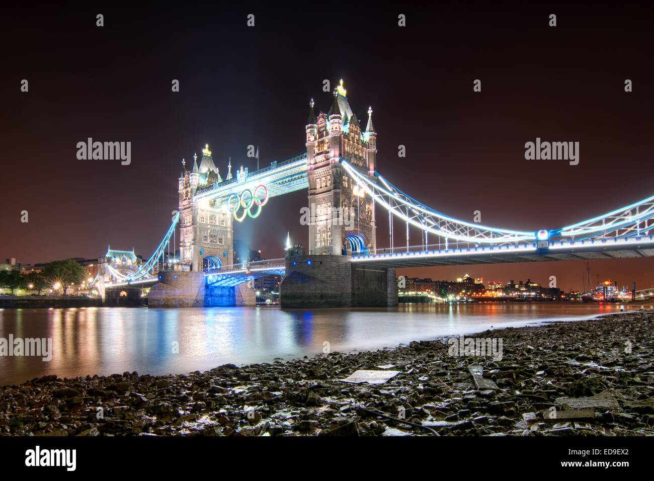 Gli anelli olimpici sono sospesi dal di sotto il Tower Bridge di Londra durante le Olimpiadi del 2012. Foto Stock