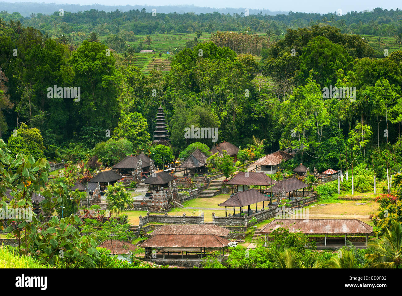 Tempio composto nel Jatiluwih terrazza riso risoni di Bali, Indonesia. Foto Stock