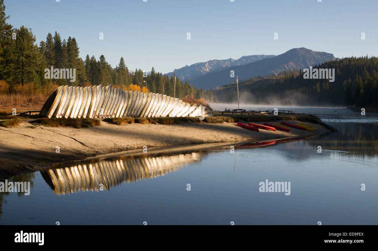 Sunrise colpisce le barche in acciaio su Hume il lago ancora nebbia d'acqua in aumento Foto Stock