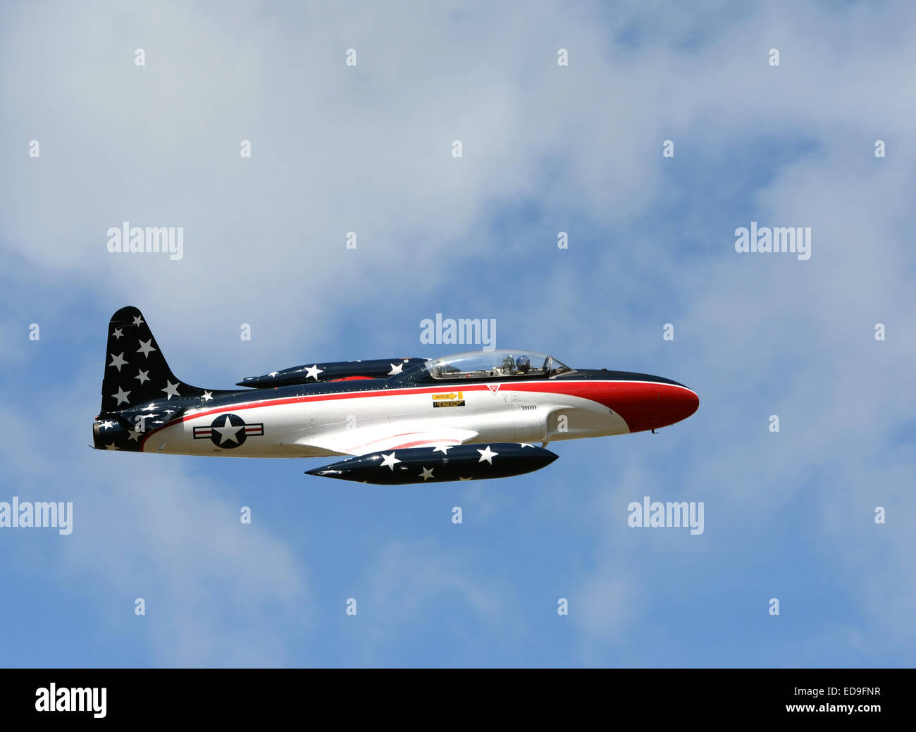 T-33 aereo jet vola ad alta quota con la bandiera degli Stati Uniti di colori Foto Stock