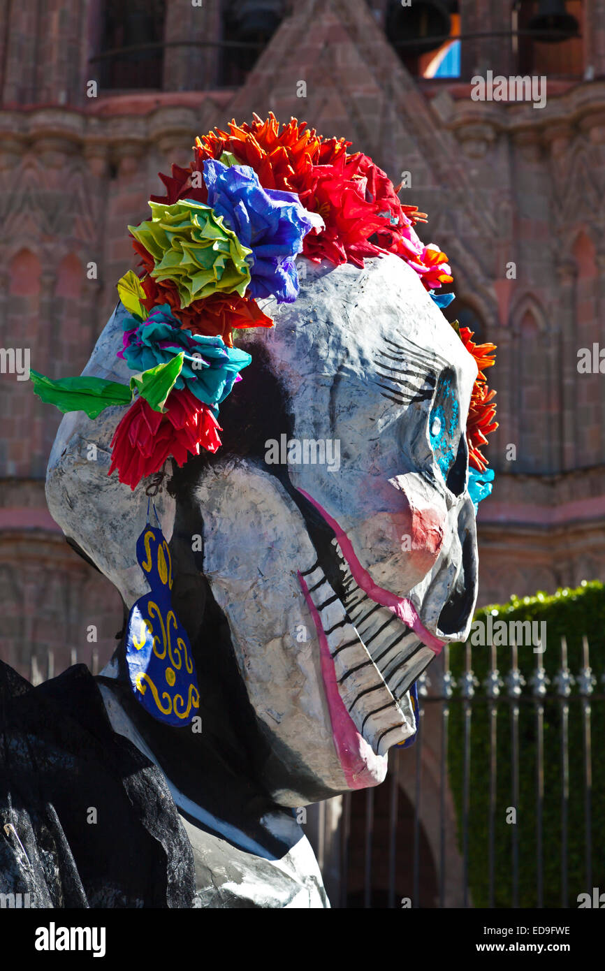 Una carta gigante mache LA CALAVERA CATRINA o eleganti cranio, l'icona del giorno dei morti - San Miguel De Allende, Messico Foto Stock