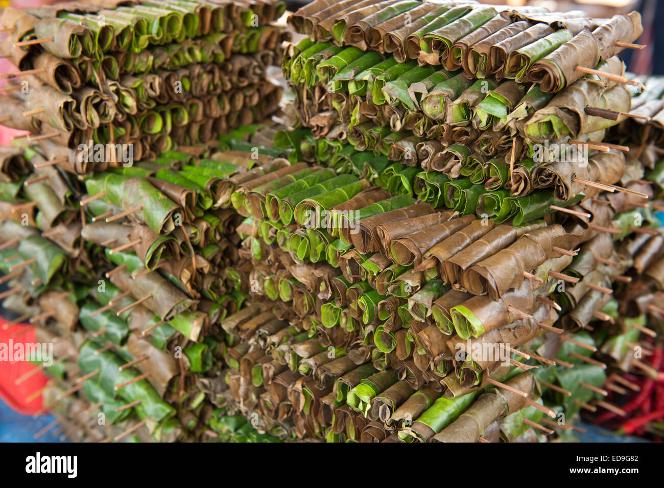 Laminati non identificato lascia in vendita nel mercato di Wuring villaggio di pescatori vicino a Maumere sull isola di Flores, Indonesia. Foto Stock