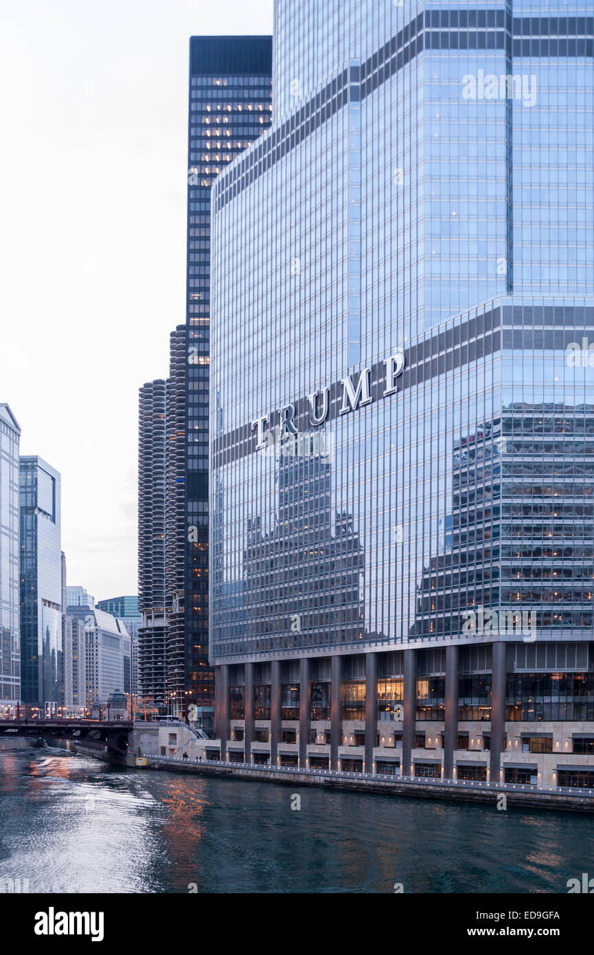 Chicago, Stati Uniti d'America. Il 2 gennaio 2015. Su Donald Trump's "Trump International Hotel and Tower", il segno controverso di precisare il New York developer cognome può essere visto nelle lettere 20 piedi alta. Il sindaco di Chicago, Rahm Emanuel, vuole arrestare qualsiasi ripete regolando la dimensione, di collocamento e di materiali di alto-aumento cartelli lungo il Chicago's downtown waterfront. Ha avuto tali regolamenti già in vigore prima di Trump ricevuto il permesso per il suo segno, le sue dimensioni sarebbe stato di 550 piedi quadrati invece di 2,891 piedi quadrati che era consentito. Credito: Stephen Chung/Alamy Live News Foto Stock