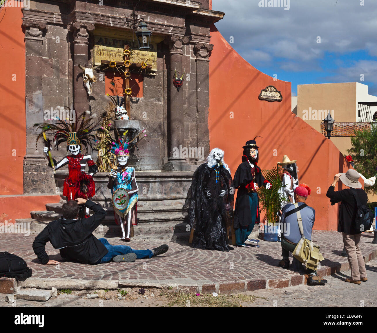 Un gruppo di fotografi di scattare le foto durante il giorno dei morti - San Miguel De Allende, Messico Foto Stock