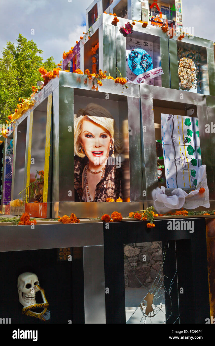 JOAN RIVERS nella piramide della morte, un altare pubblico creato dal CALACAS, un gruppo di artisti per il giorno dei morti 2014 - SAN Foto Stock