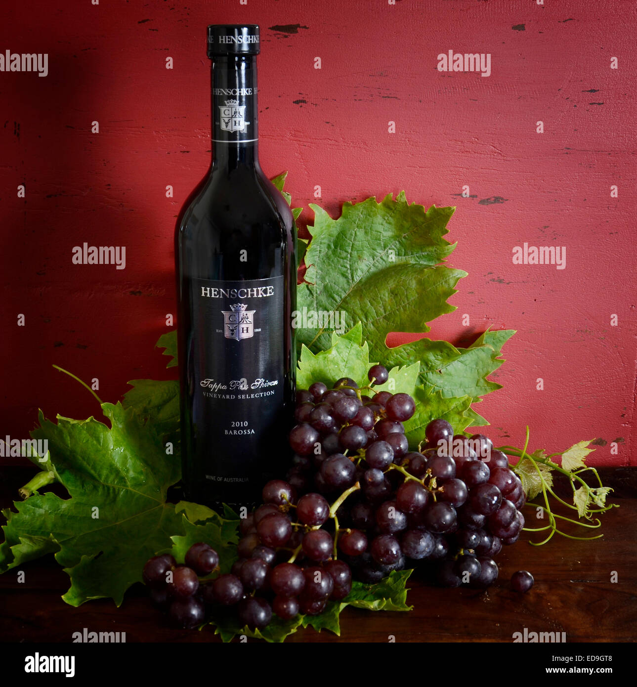 Premio Australiano di esportazione di vino di qualità con bottiglie di Henschke vino rosso e bianco su rosso scuro dello sfondo di legno Foto Stock
