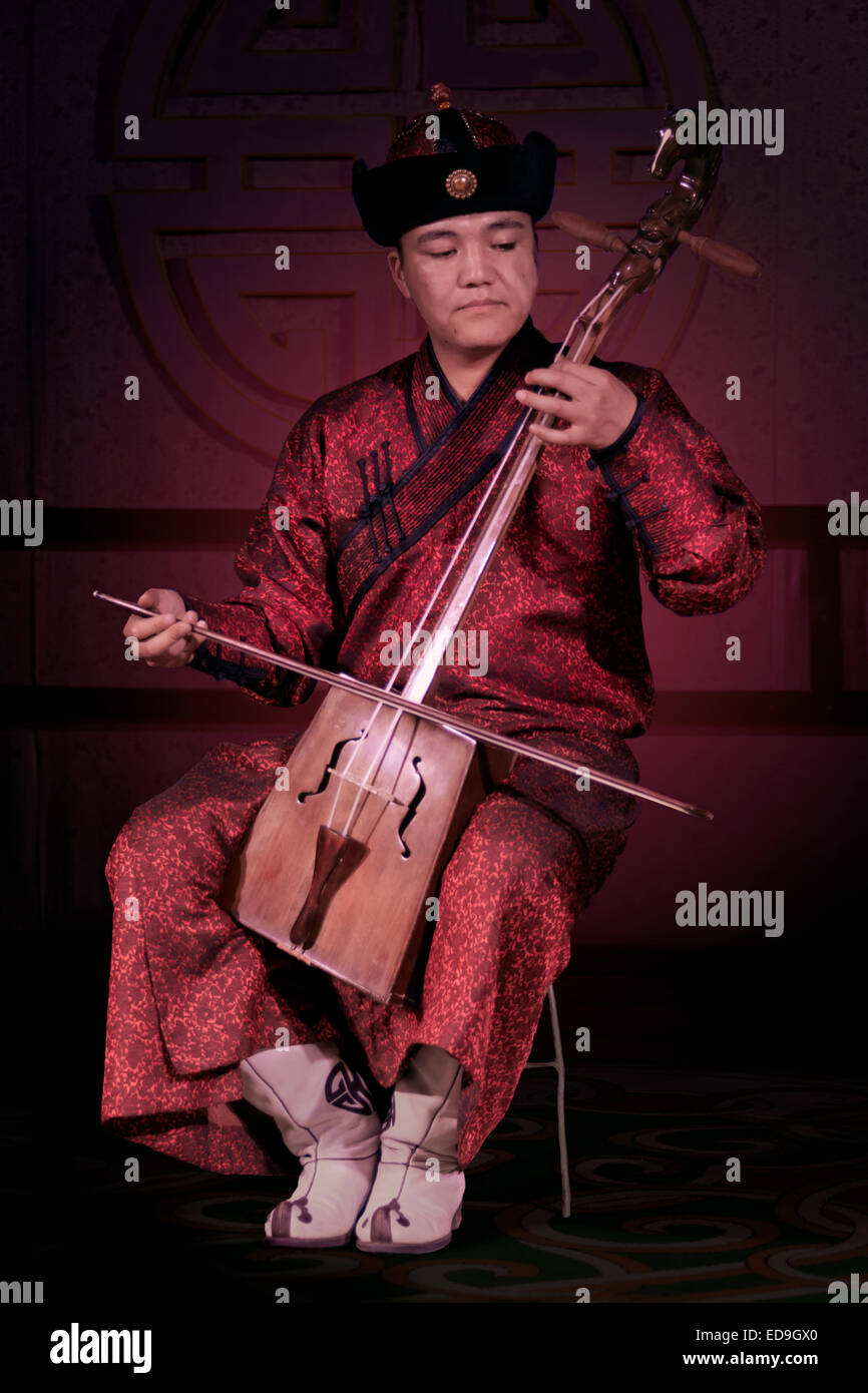 L'uomo la riproduzione di una testa di cavallo violino, ad Ulaan Baatar, Mongolia Foto Stock