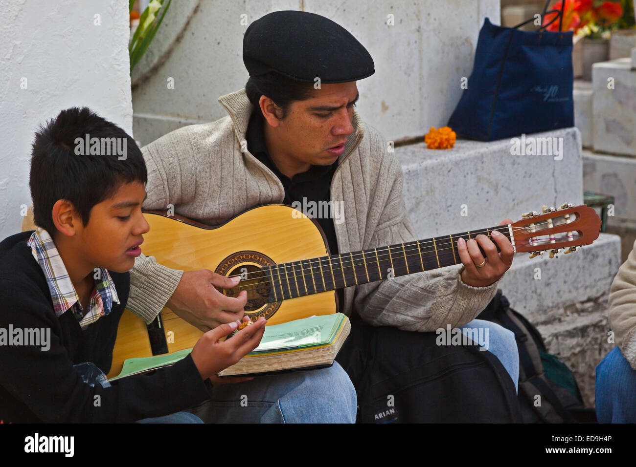 Musicisti suonano le canzoni preferite dei loro cari invitandoli a tornare a terra durante il giorno dei morti - SAN MIGUEL DE UN Foto Stock