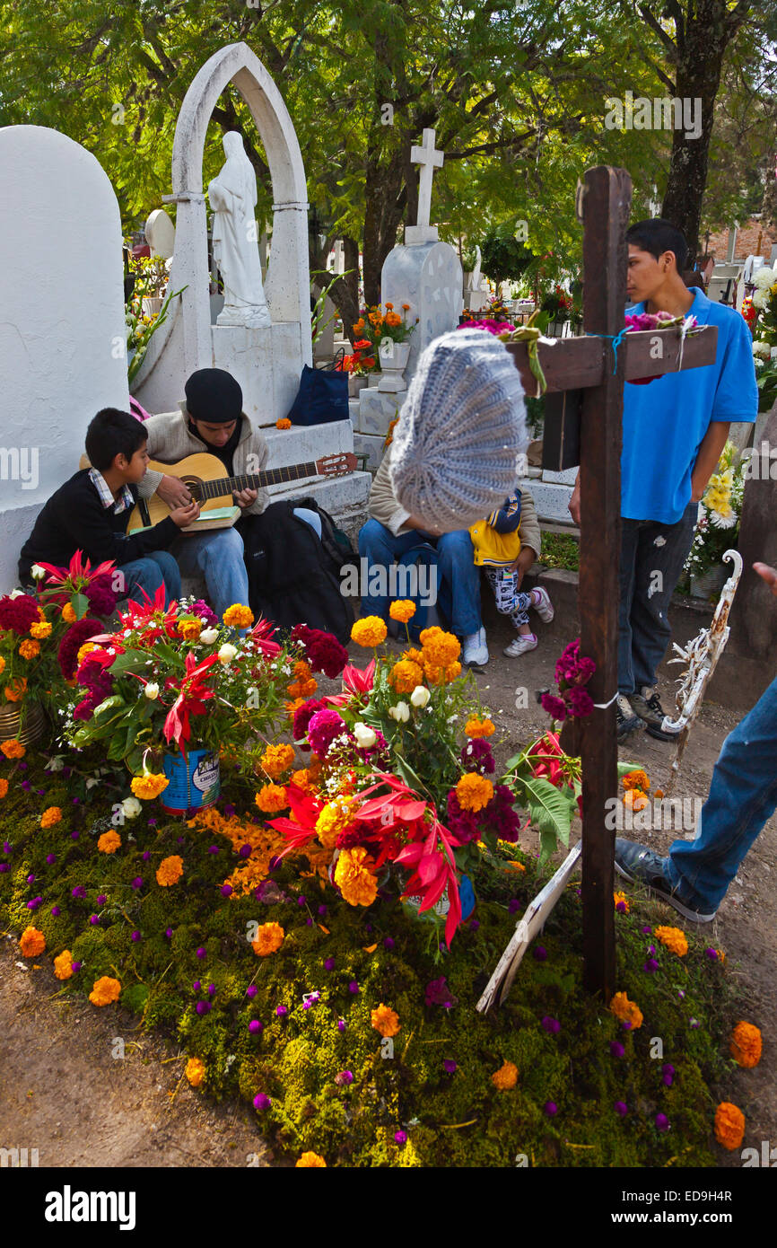 Le tombe sono ricoperti di fiori freschi di benvenuto cari torna a terra durante il giorno dei morti - San Miguel De Allende, MEXIC Foto Stock