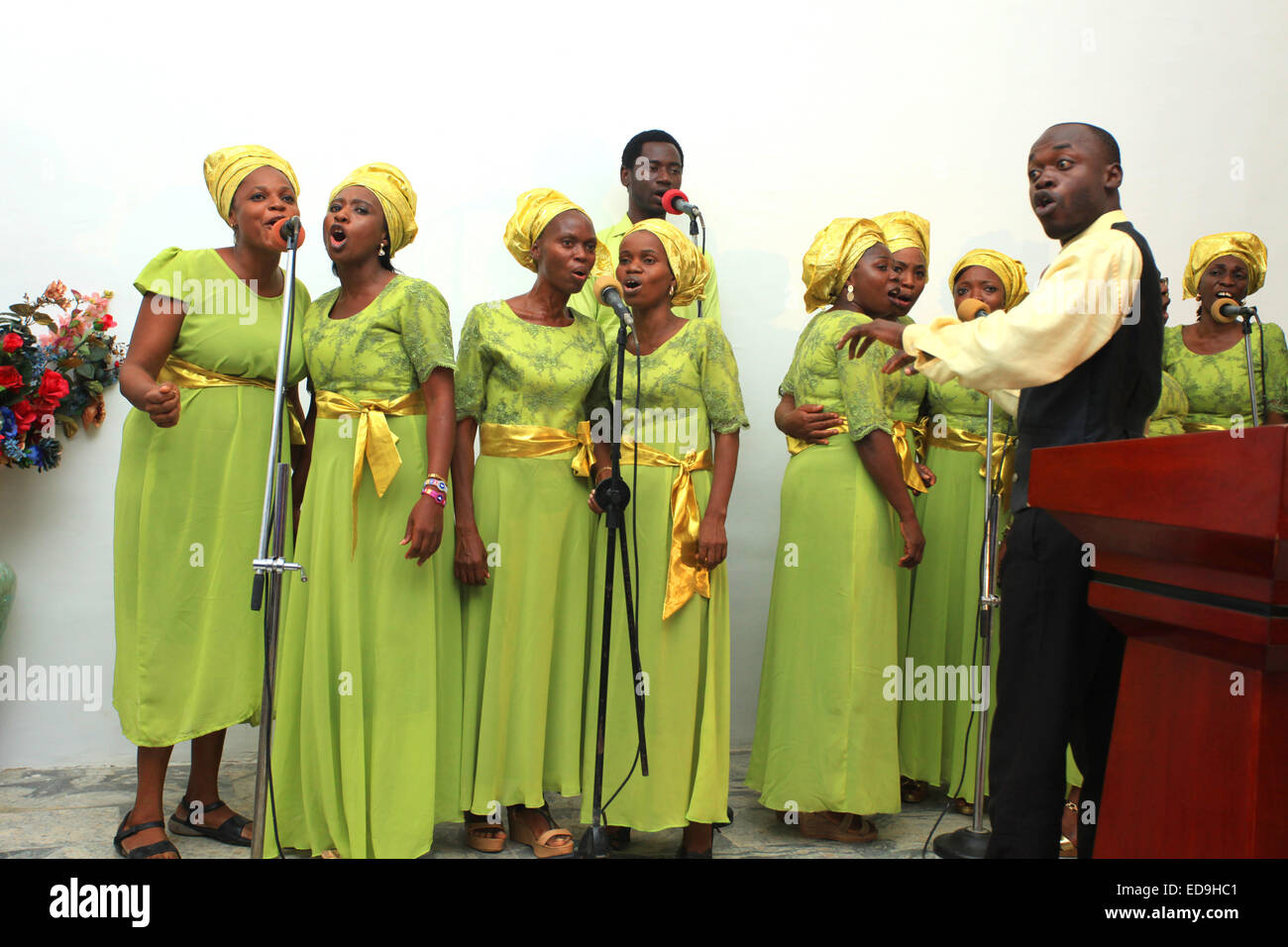 Membri del coro di una chiesa pentecostale dando una resa durante il servizio a Lagos, Nigeria Foto Stock