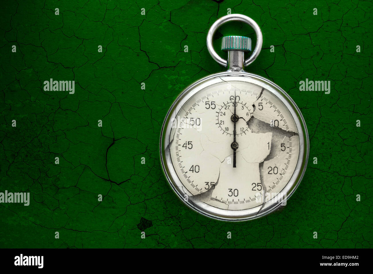 Unico cronometro closeup sul verde sfondo incrinato Foto Stock