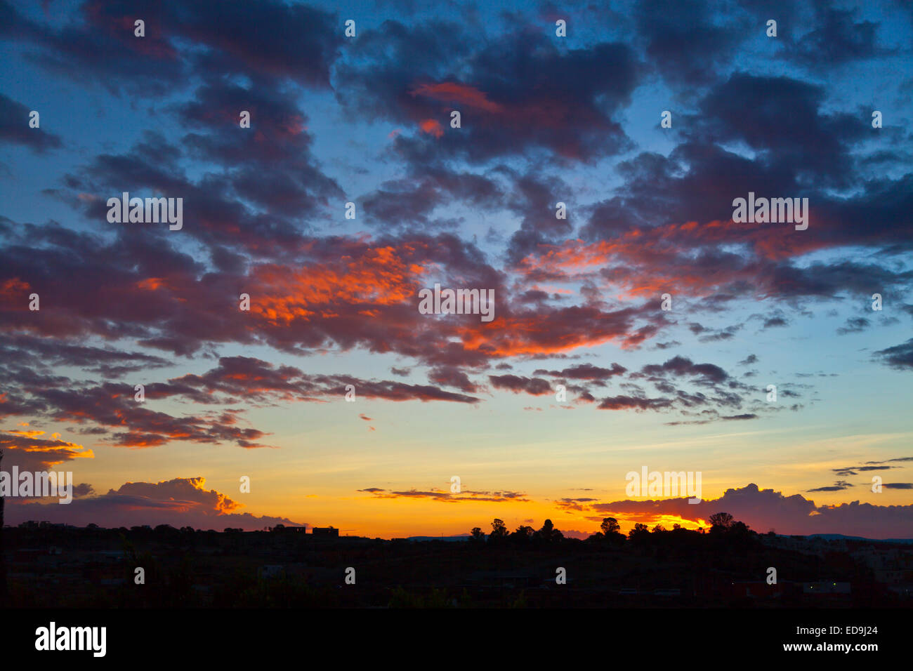 Un magnifico tramonto al di sopra della città storica di San Miguel De Allende - Messico Foto Stock