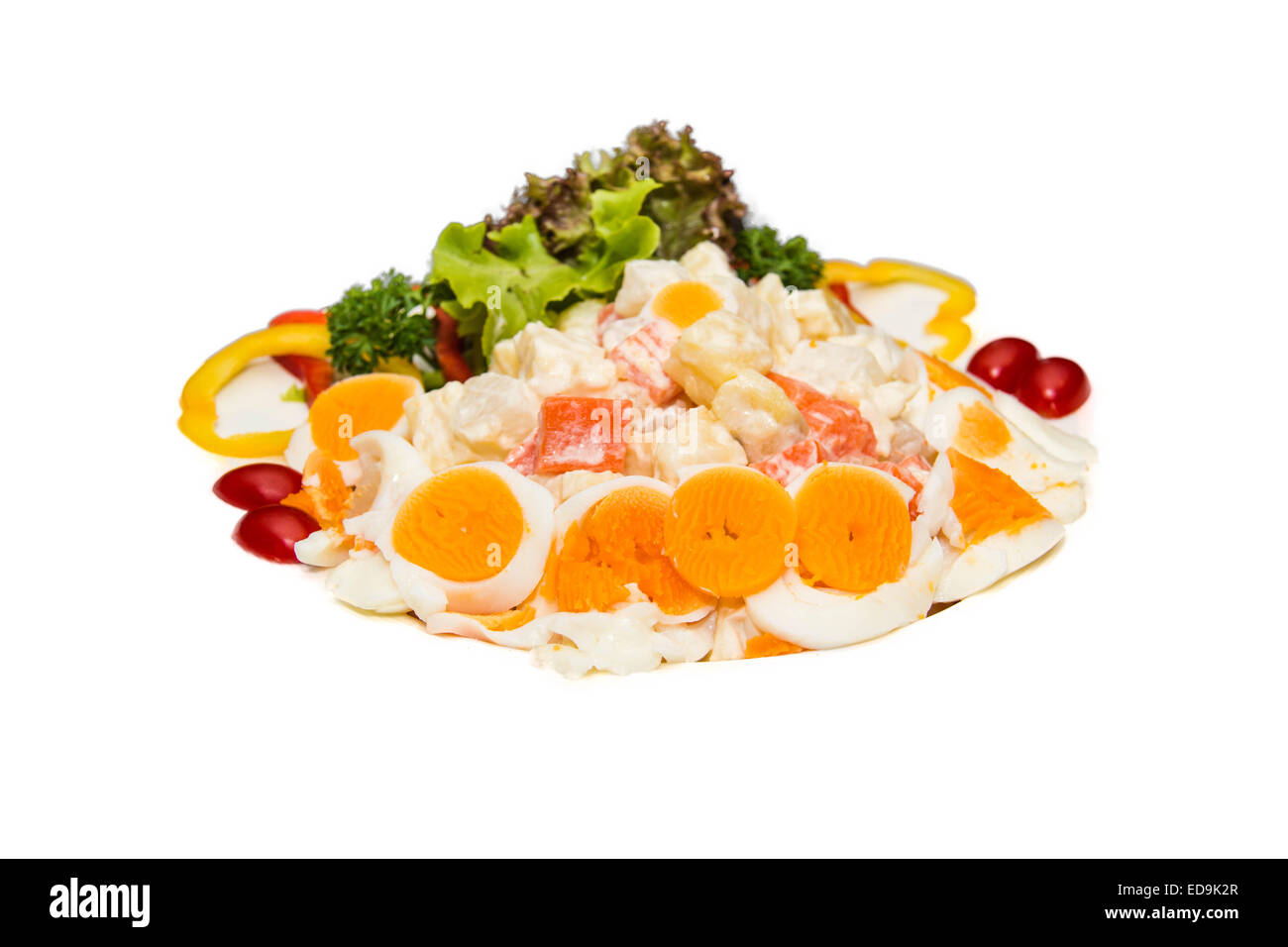 Bollito di insalata di uova sulla piastra bianca e sfondo bianco. Foto Stock