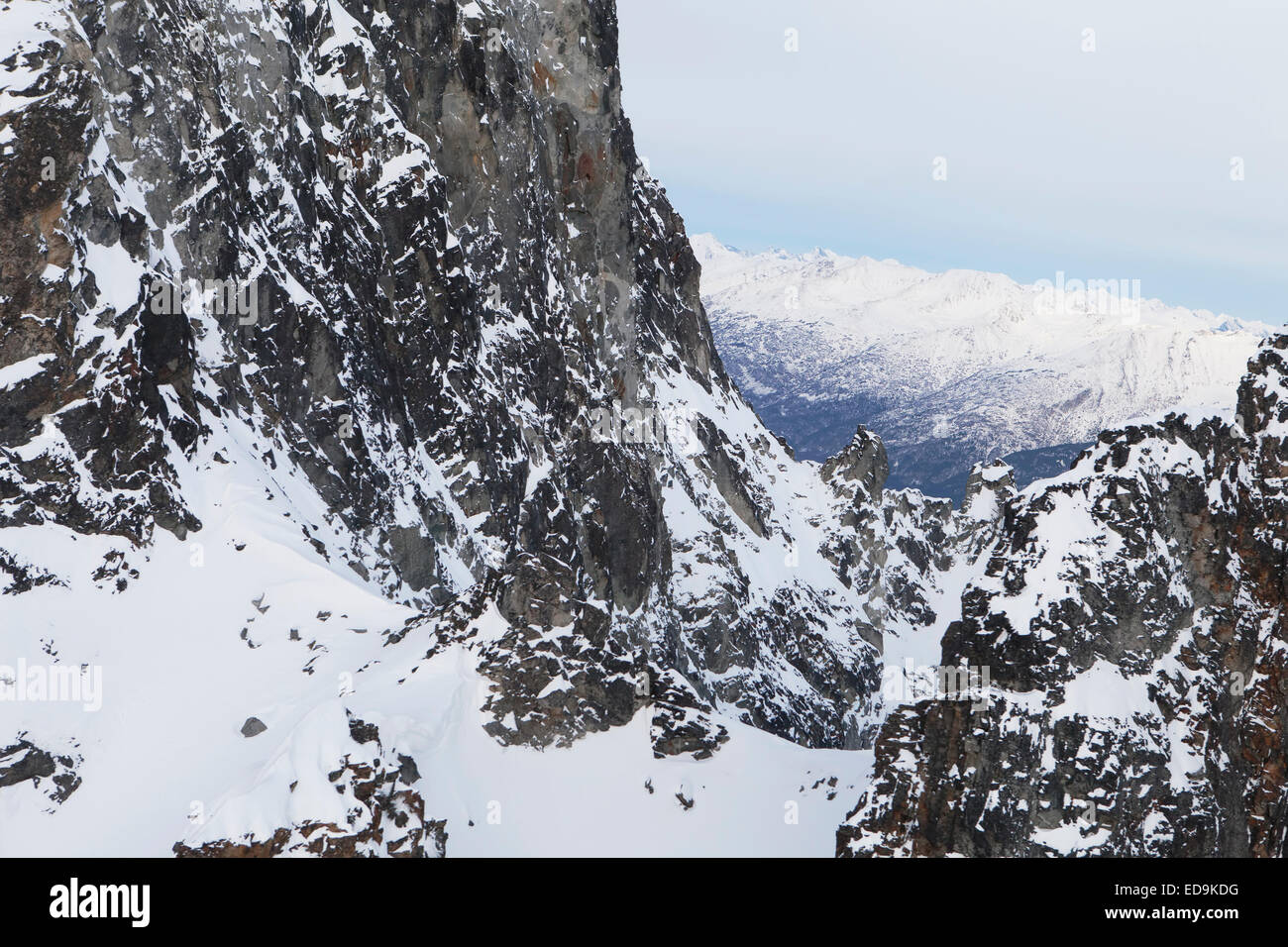 Volare da rocciosi picchi di montagna nel sud-est dell Alaska in inverno. Foto Stock