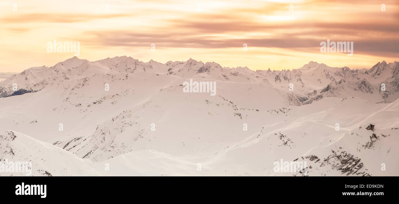 Alaskan mountain range in inverno al tramonto. Foto Stock