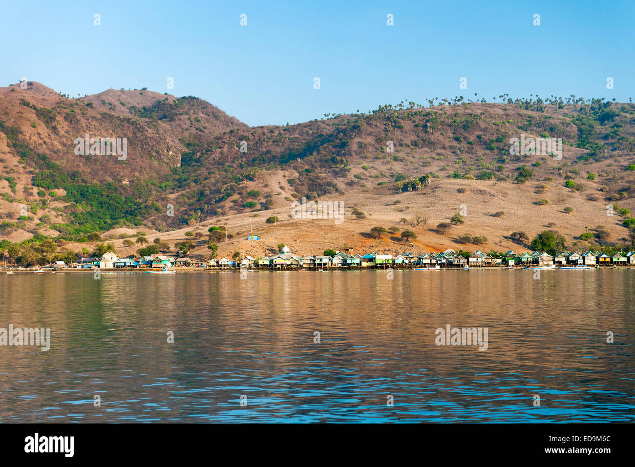 Kampung Komodo, un piccolo villaggio sull'isola di Komodo, Nusa Tenggara orientale, Indonesia. Foto Stock
